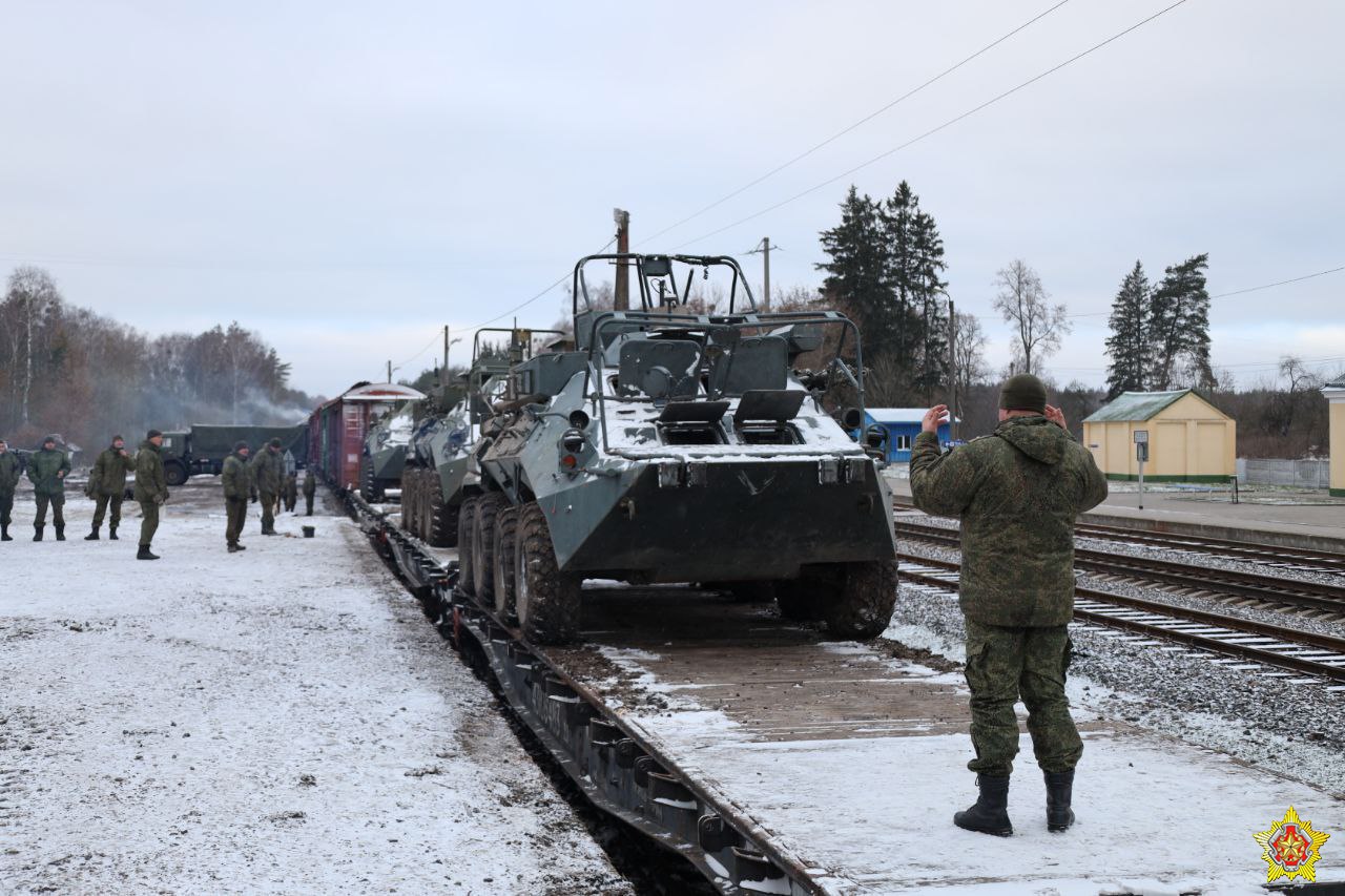 Минобороны объявило о втором эшелоне с российской техникой за день