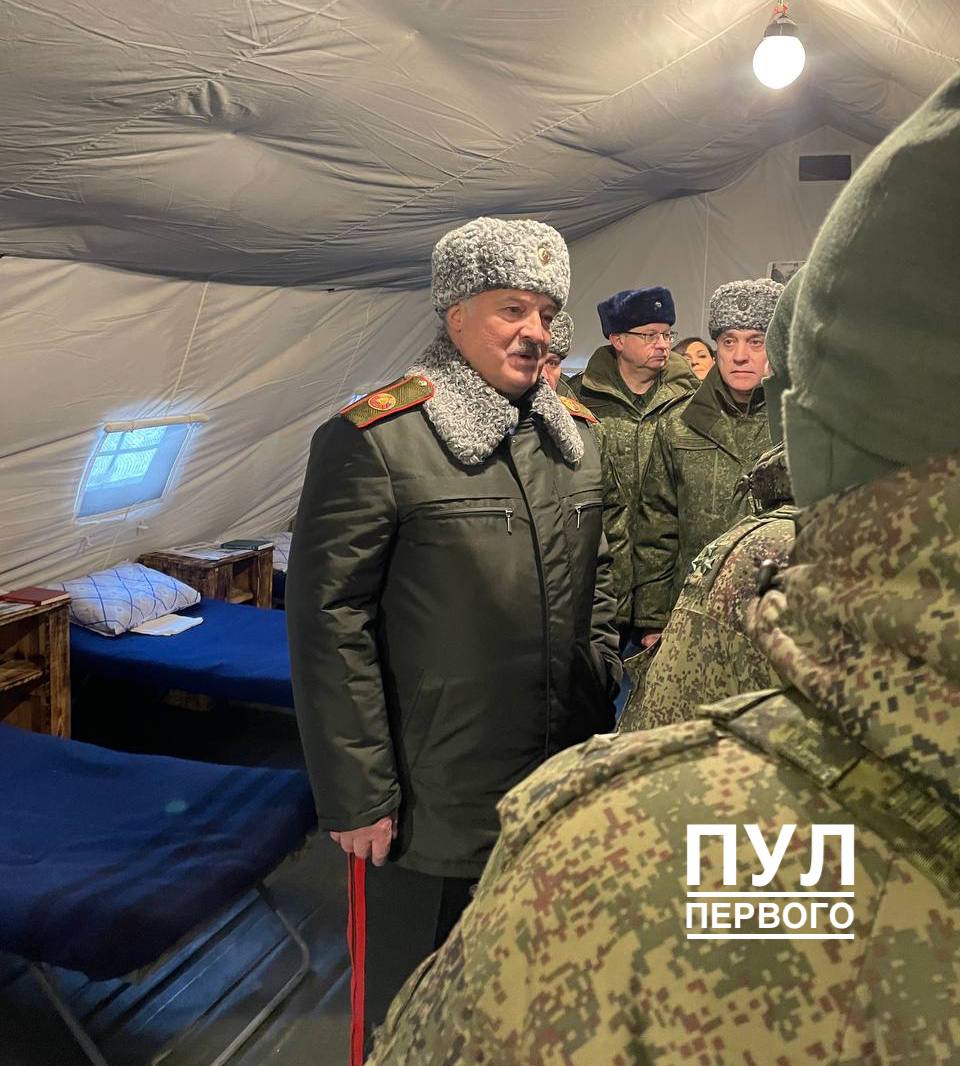 Фотофакт: Лукашенко показали быт российских военных на полигоне