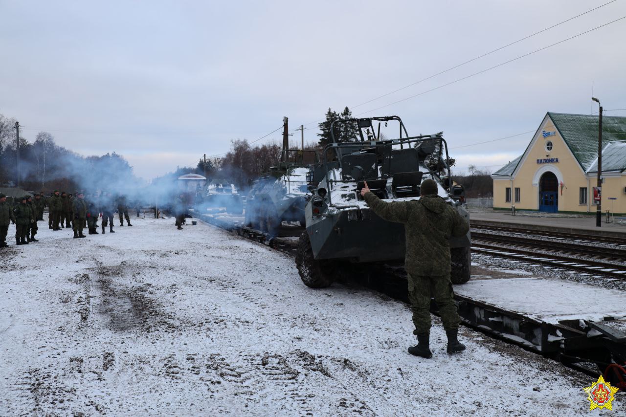 Минобороны объявило о втором эшелоне с российской техникой за день