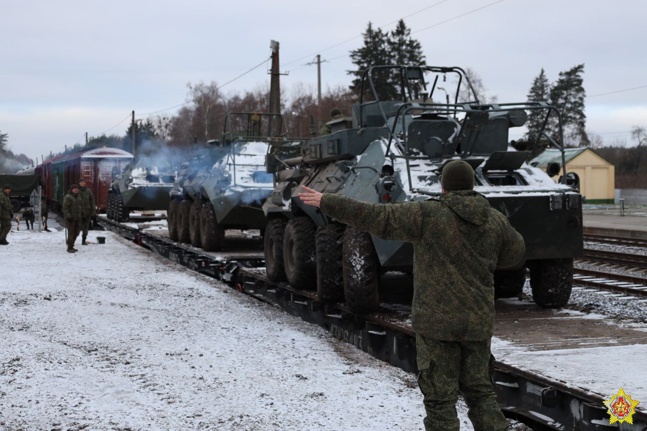 Минобороны объявило о втором эшелоне с российской техникой за день