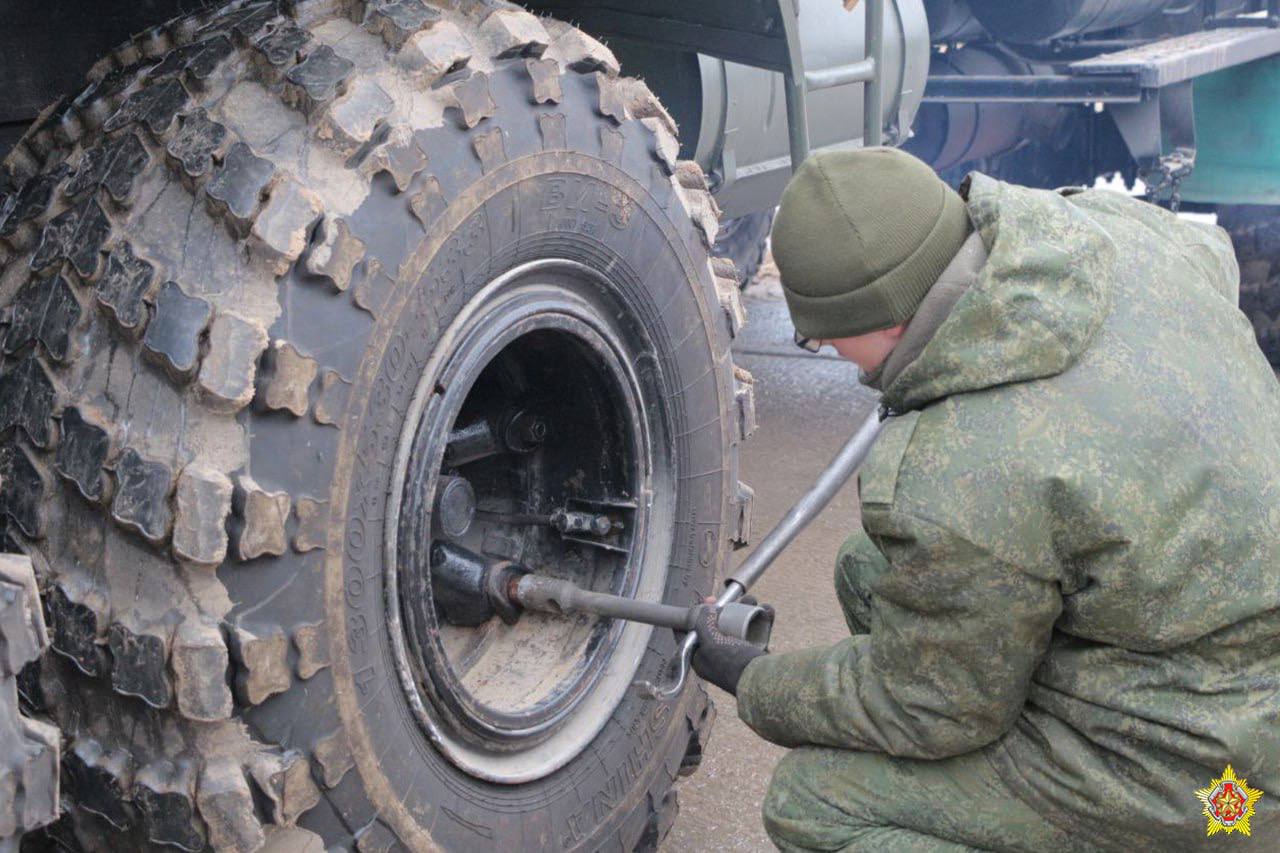 Беларусская мехбригада снимает технику с хранения