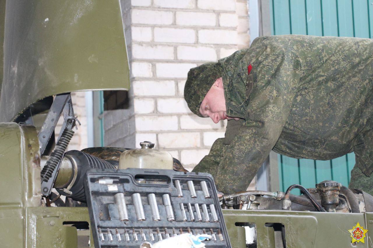 Беларусская мехбригада снимает технику с хранения