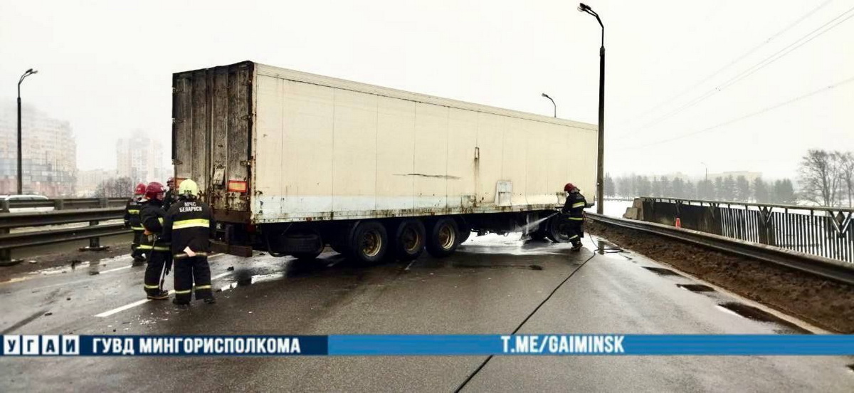 Фура ушла в занос и парализовала движение на МКАД