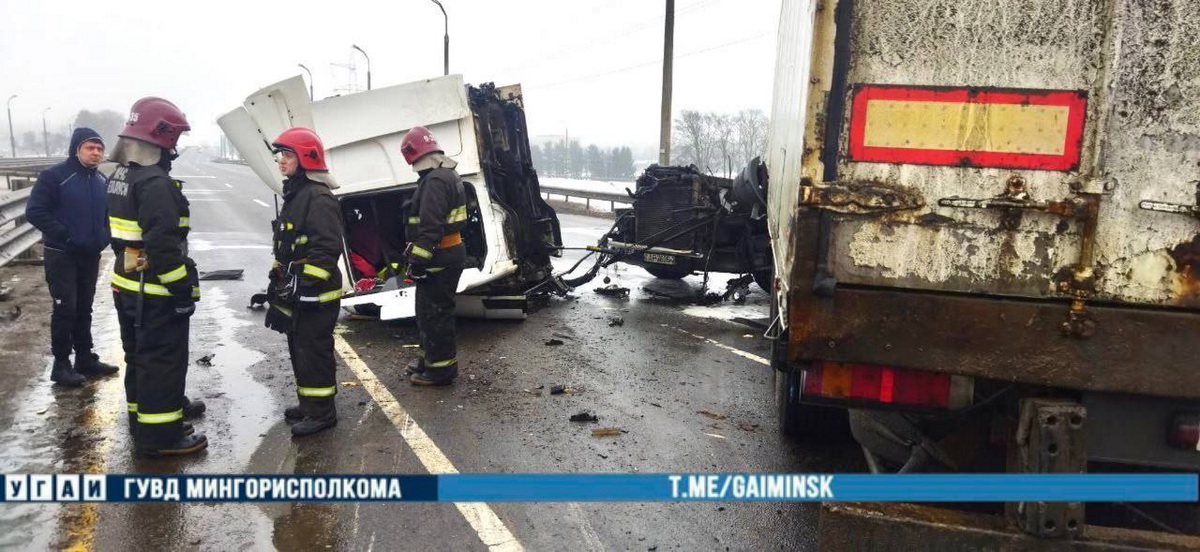 Фура ушла в занос и парализовала движение на МКАД