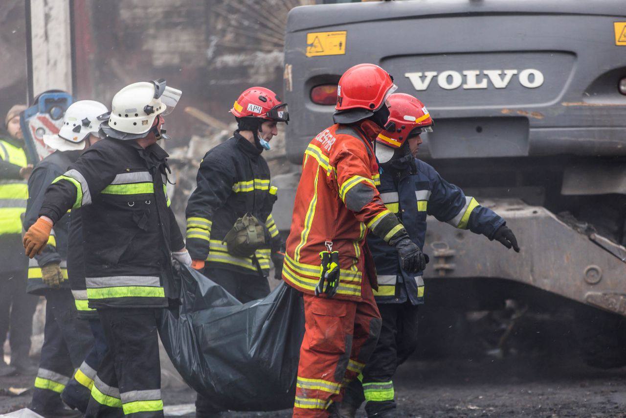 Число погибших при ударе по многоэтажке в Днепре достигло 30 человек