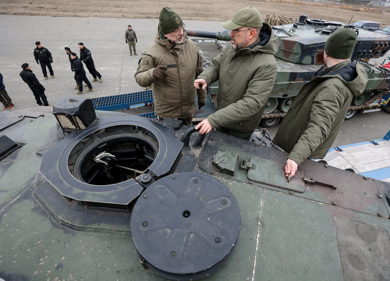 Шмыгаль и Моравецки встретили первые танки Leopard в Украине - фотофакт
