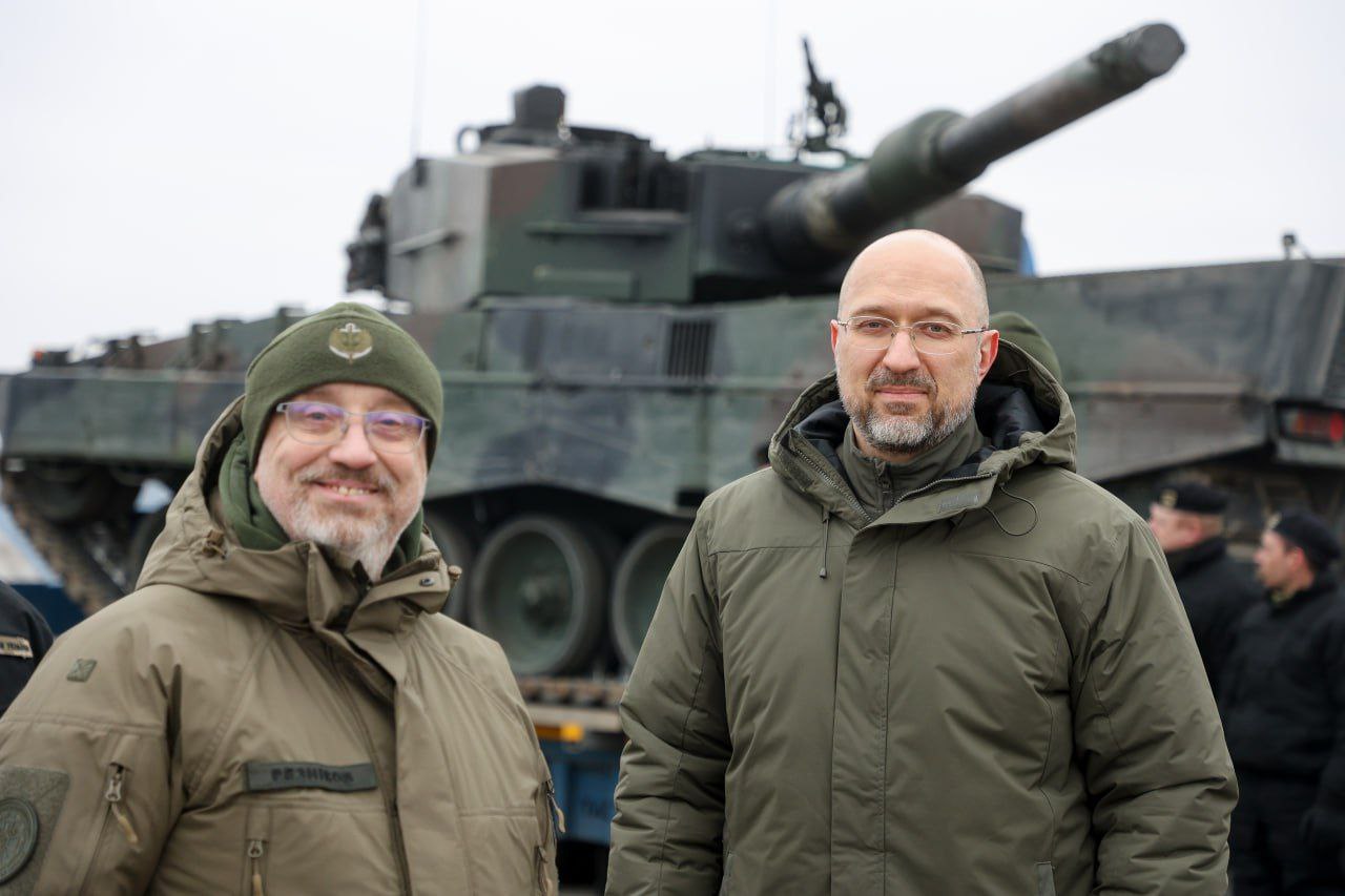 Шмыгаль и Моравецки встретили первые танки Leopard в Украине - фотофакт