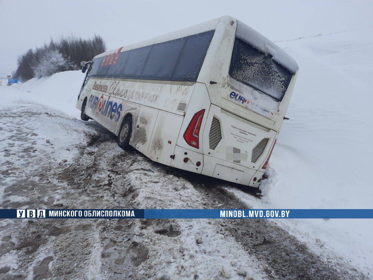 Автобус Минск-Вильнюс вылетел в кювет в Воложинском районе