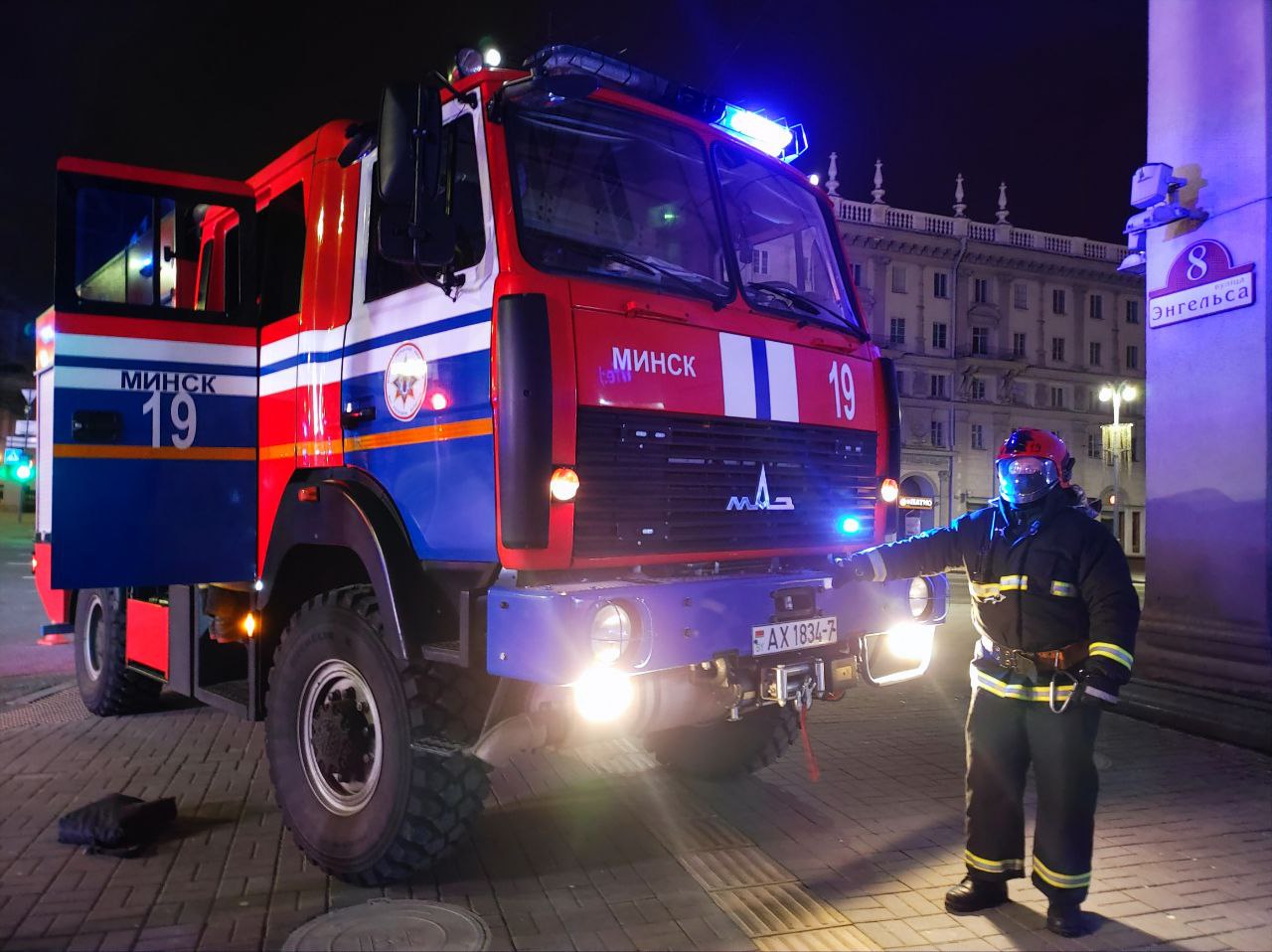 Загорелись два вагона метро. МЧС провело учение на станции "Октябрьская"