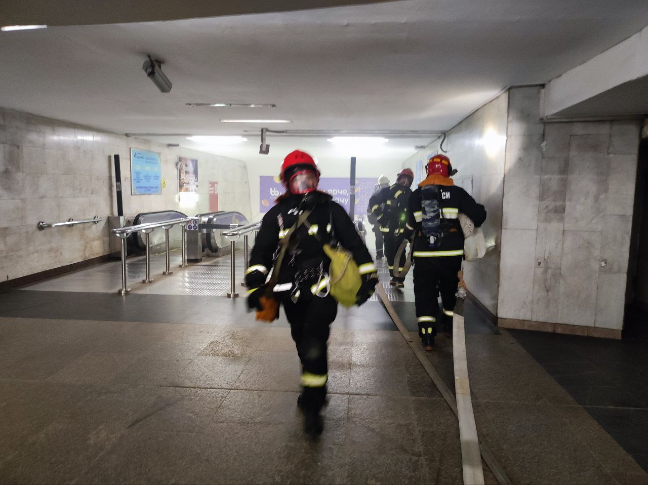 Загорелись два вагона метро. МЧС провело учение на станции "Октябрьская"