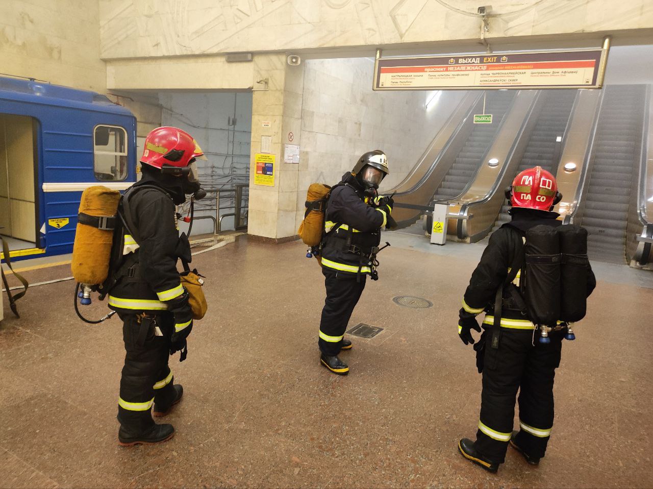 Загорелись два вагона метро. МЧС провело учение на станции "Октябрьская"