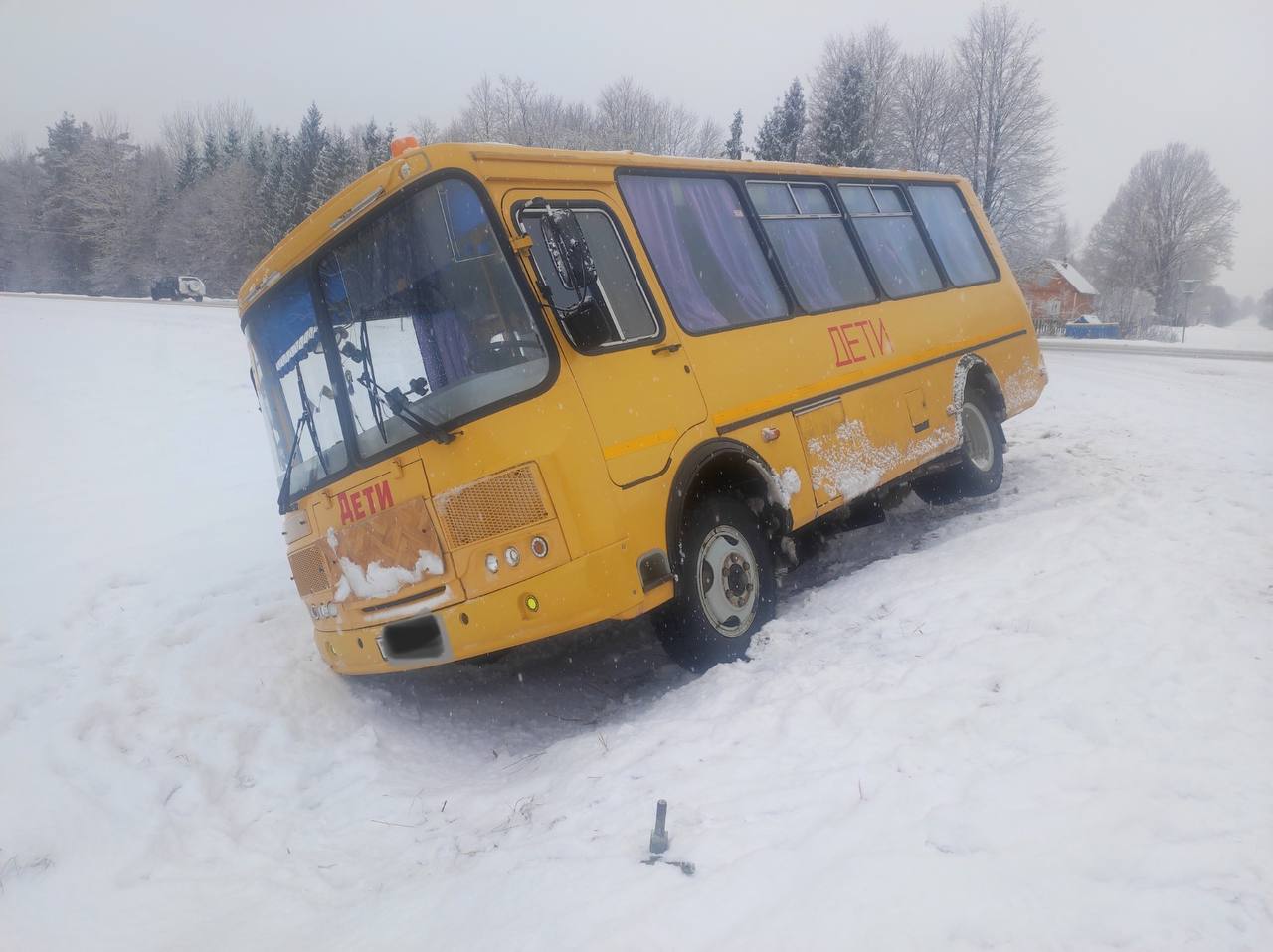 Школьный автобус улетел в кювет в Быховском районе