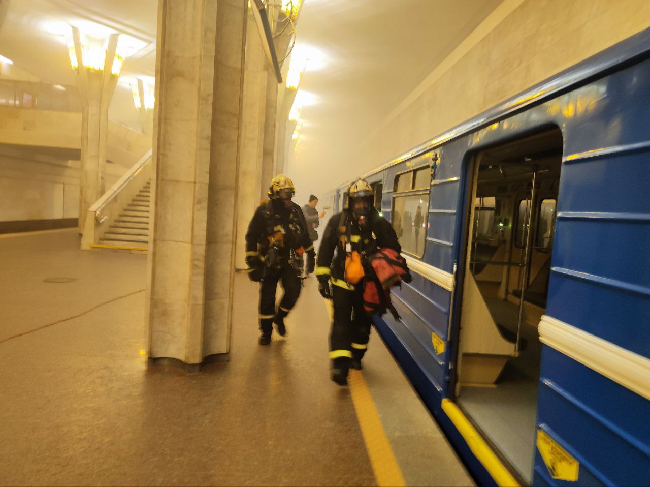 Загорелись два вагона метро. МЧС провело учение на станции "Октябрьская"