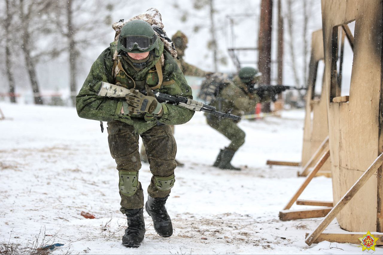 Беларусские и российские военные проводят боевую подготовку