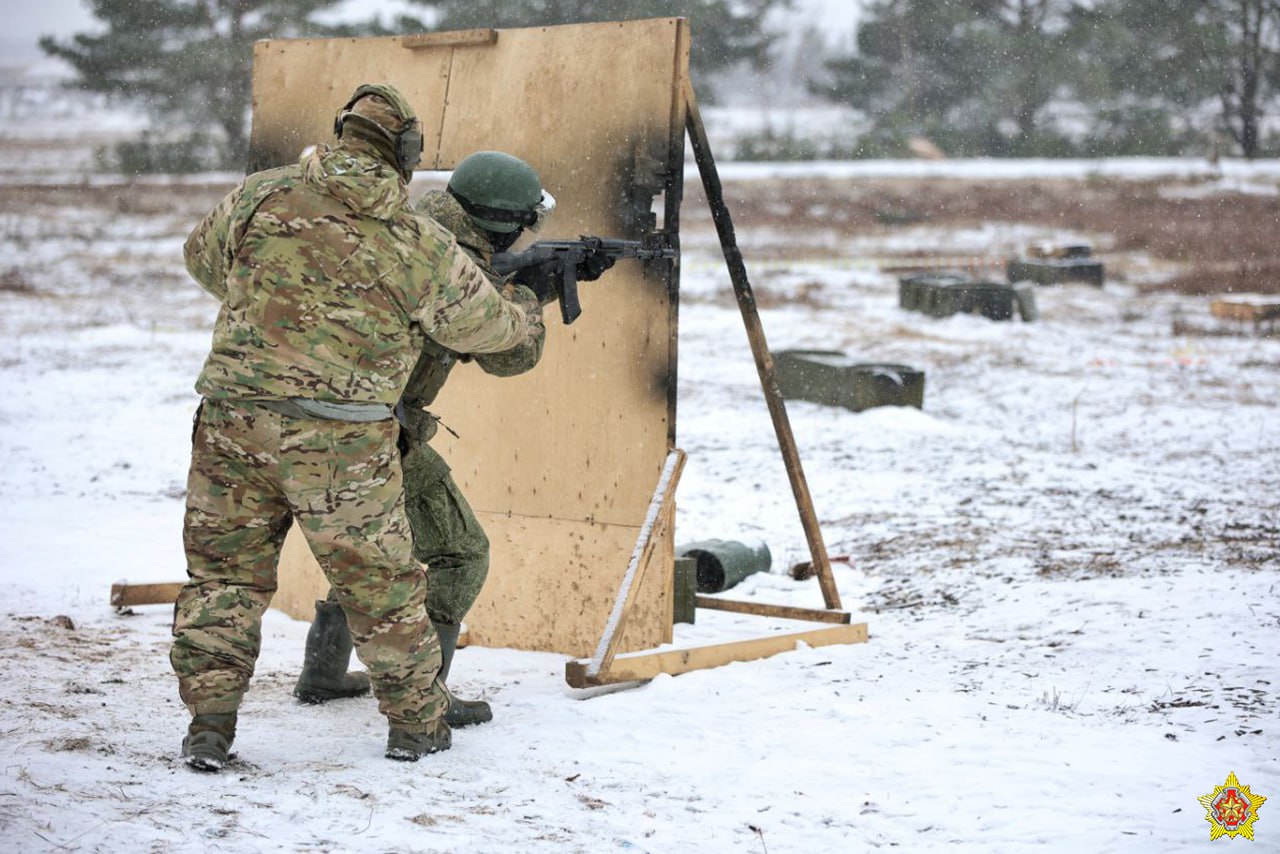 Беларусские и российские военные проводят боевую подготовку