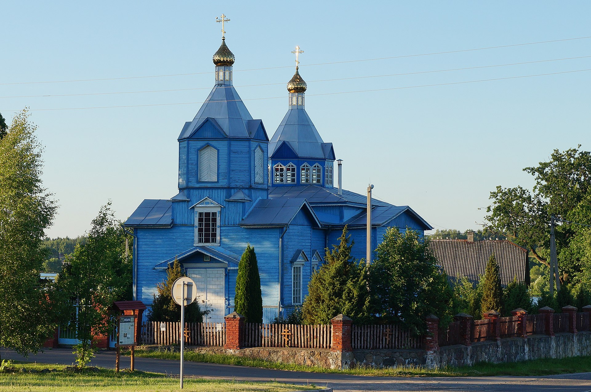 У вёсцы Вязынь Вілейскага раёна разбіраюць стогадовую агароджу драўлянай Свята-Успенскай царквы - фотафакт