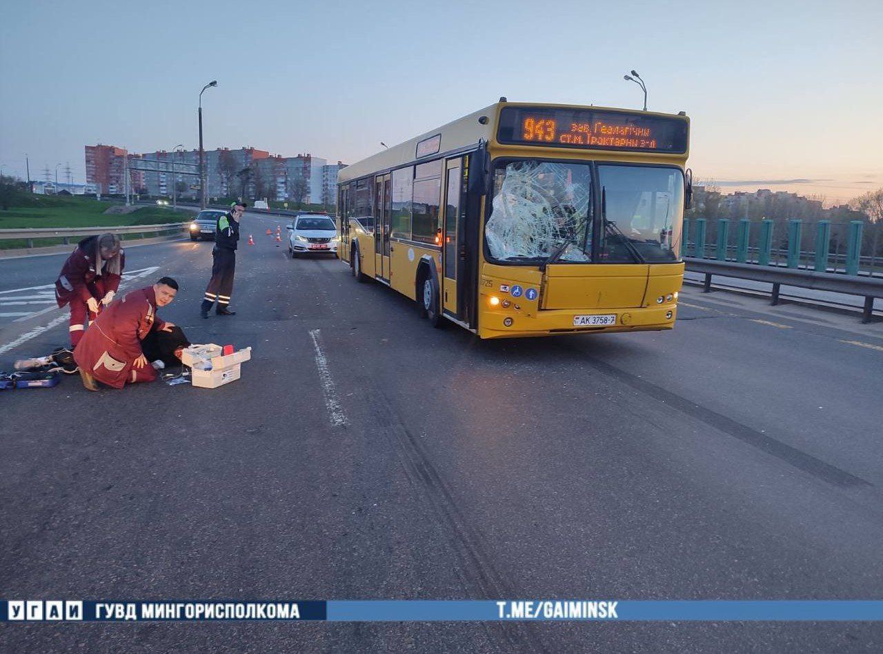 Мужчина перелез через ограждение на МКАД и попал под автобус