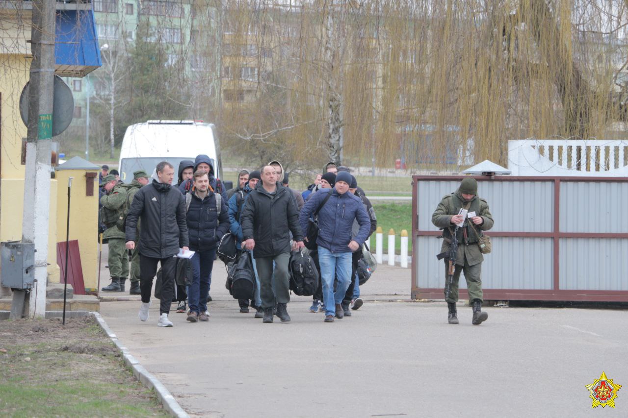 В военкоматы начали прибывать военнообязанные в рамках проверки боеготовности