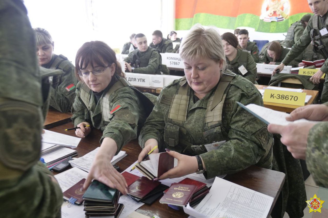 В военкоматы начали прибывать военнообязанные в рамках проверки боеготовности