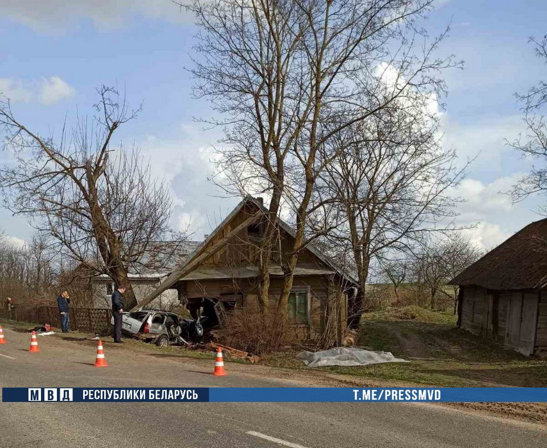 Легковушка влетела в дом в Новогрудском районе. Два человека погибли