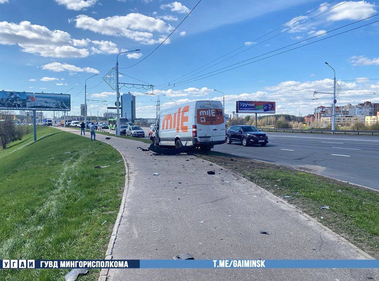 Автомобиль выехал на встречку и врезался в столб в Минске