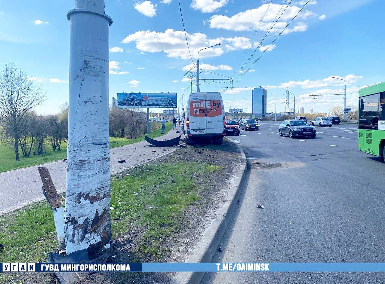 Автомобиль выехал на встречку и врезался в столб в Минске