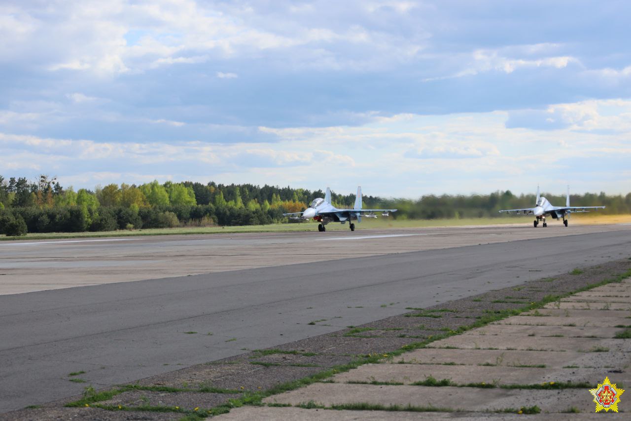 Беларусские и российские самолеты патрулируют небо Беларуси в рамках проверки боеготовности