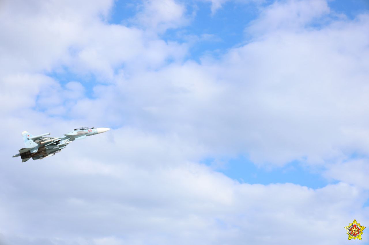 Беларусские и российские самолеты патрулируют небо Беларуси в рамках проверки боеготовности