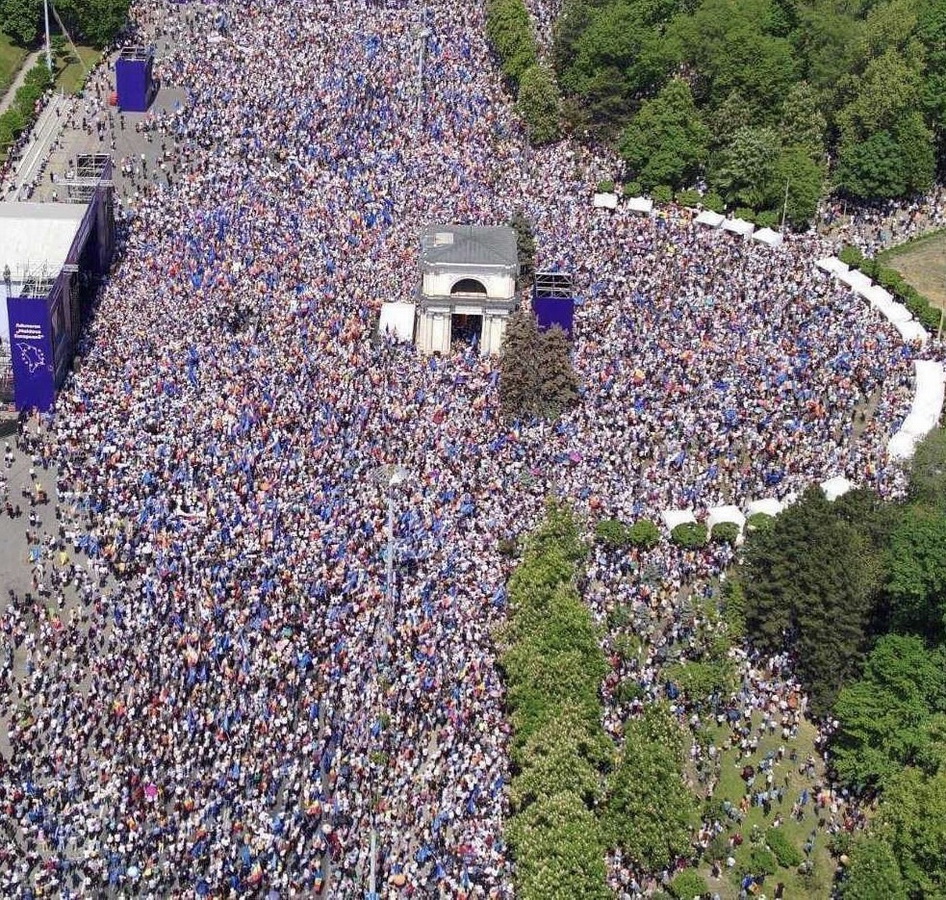 До 80 тыс. человек приняли участие в митинге в поддержку европейской интеграции в Молдове