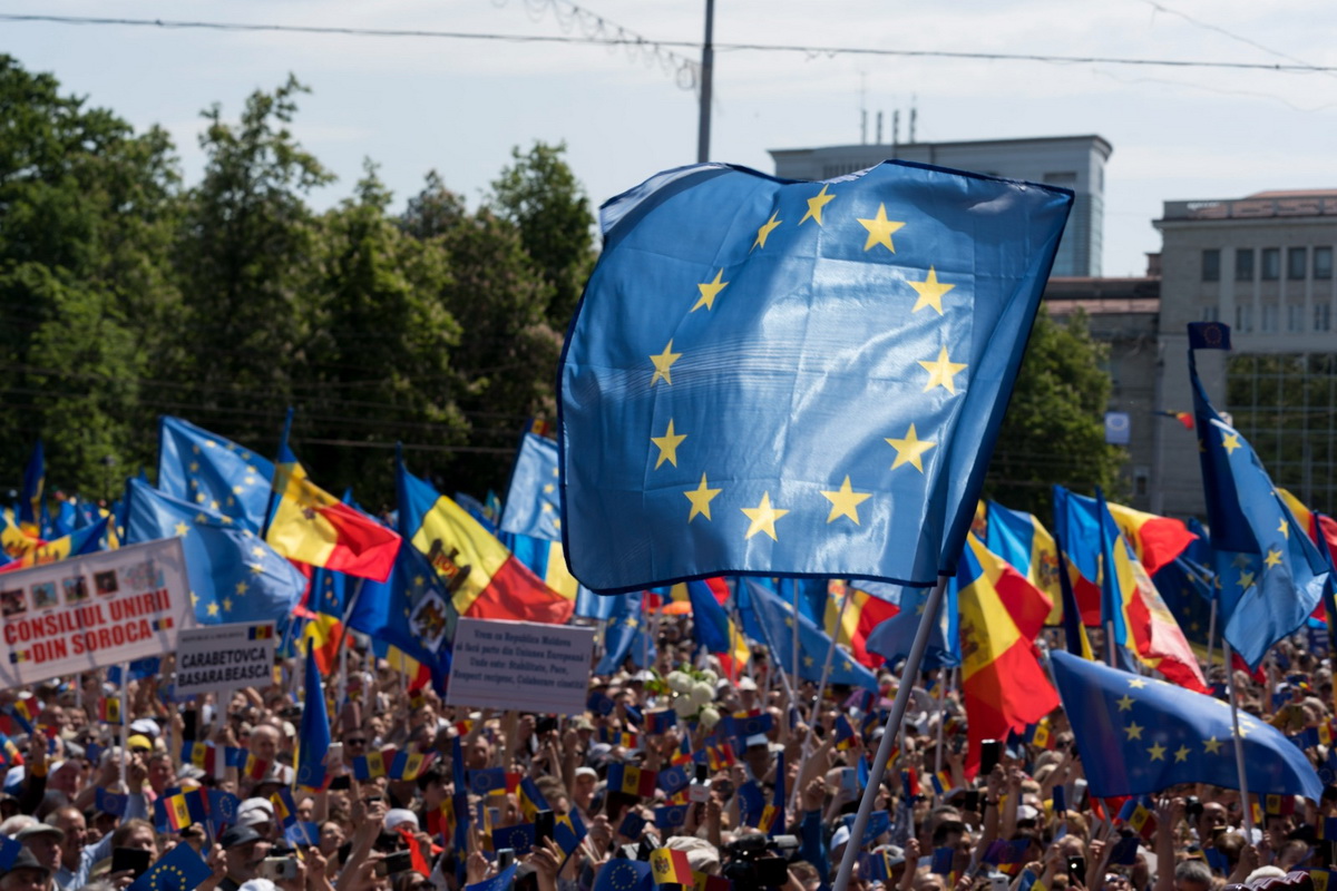 До 80 тыс. человек приняли участие в митинге в поддержку европейской интеграции в Молдове