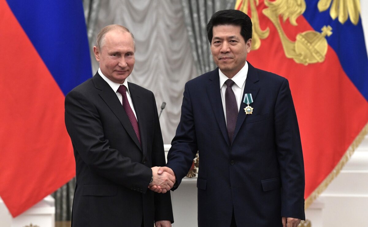 Владимир Путин награждает Ли Хуэня орденом Дружбы