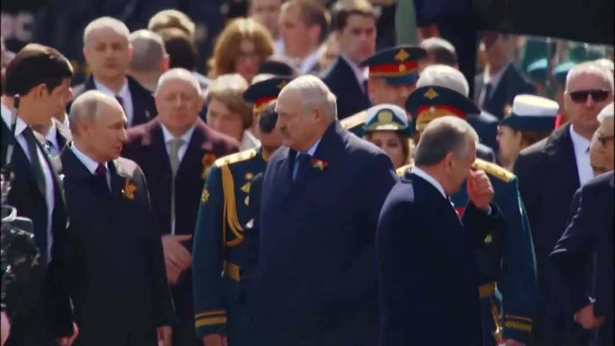 Лукашенко поехал на возложение венков в Москве, а не пошел пешком, как остальные гости из СНГ