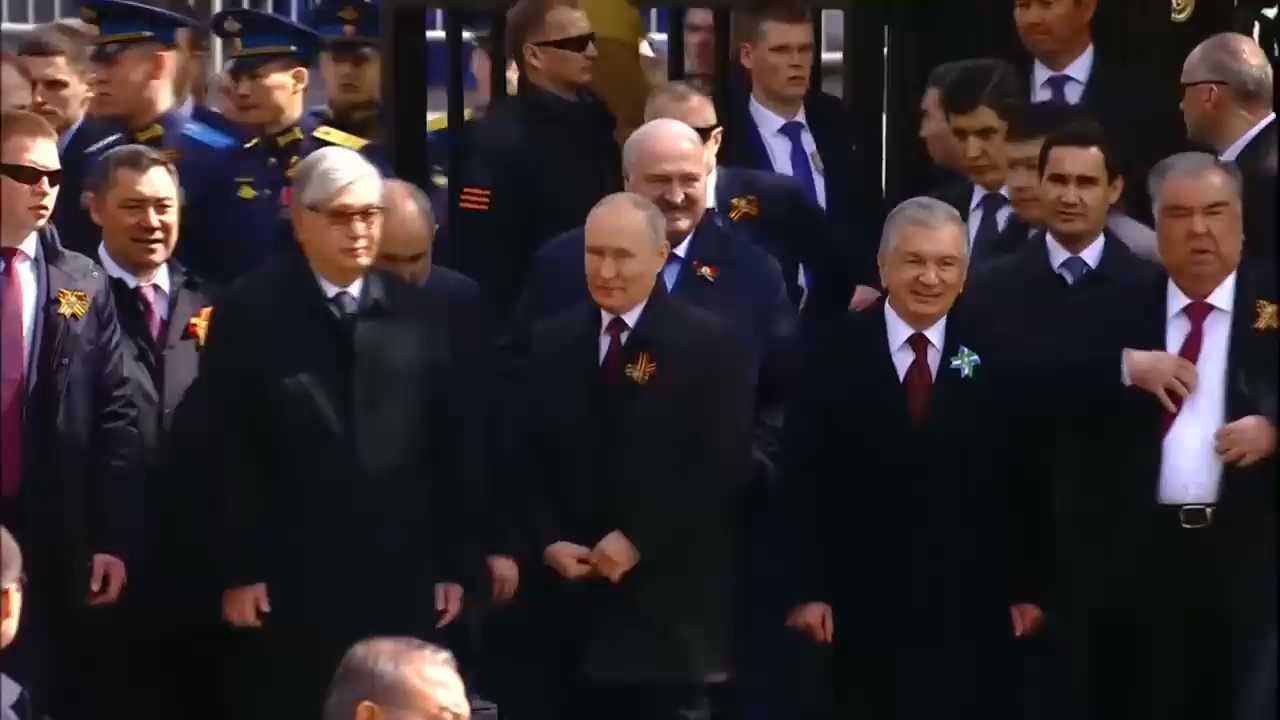 Лукашенко поехал на возложение венков в Москве, а не пошел пешком, как остальные гости из СНГ