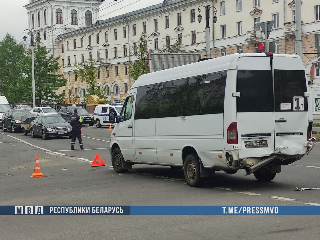 Внедорожник столкнулся с маршруткой в Витебске. Три человека пострадало