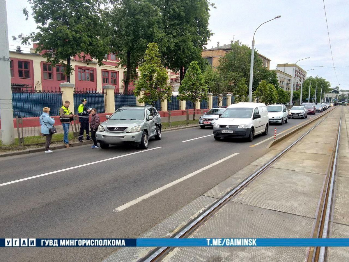 В Минске Lexus столкнулся с трамваем