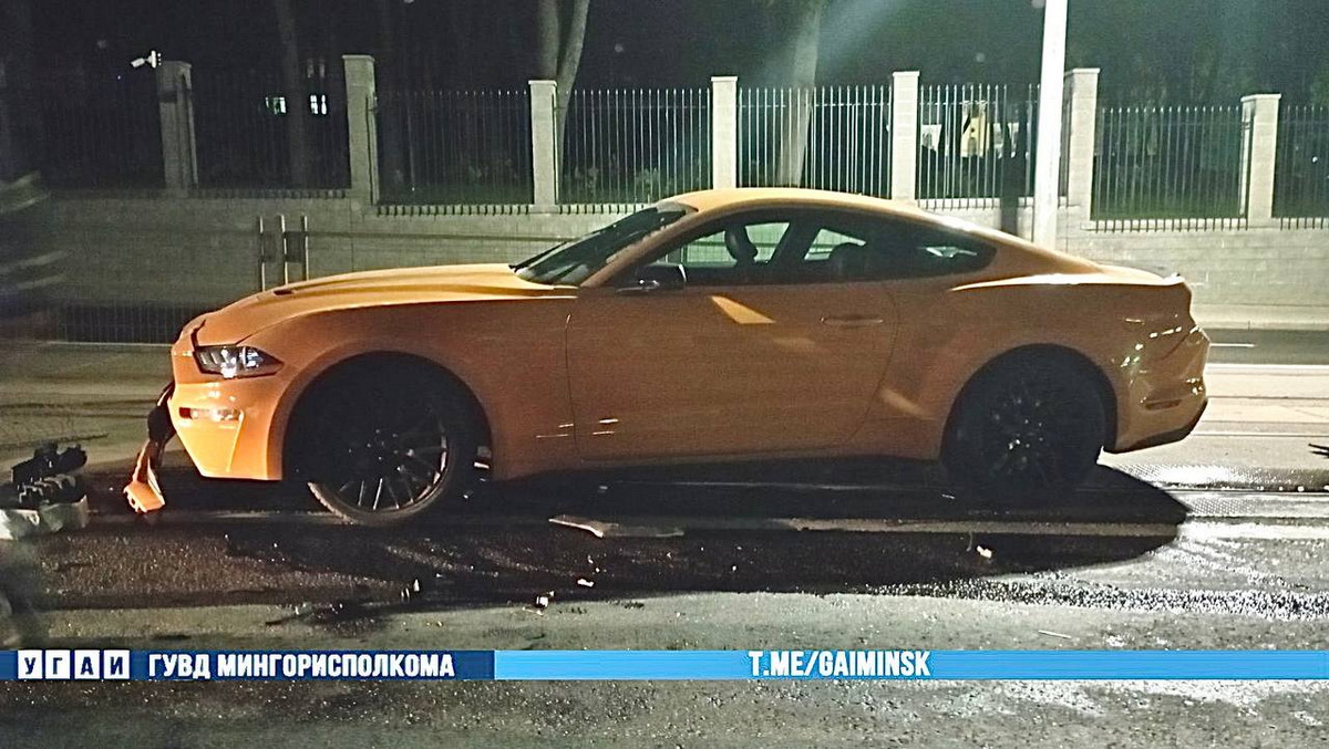 Каршеринговый Ford Mustang снес ограждение в Минске