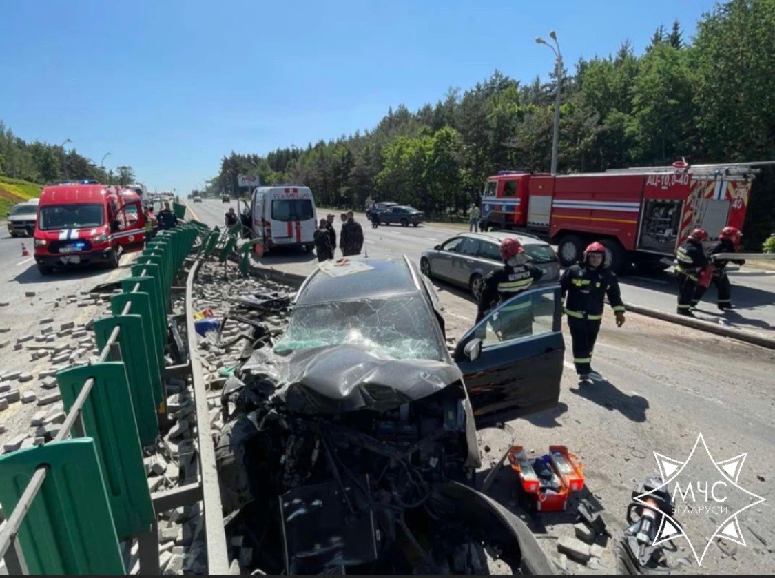 Грузовик с плиткой попал в аварию на МКАД