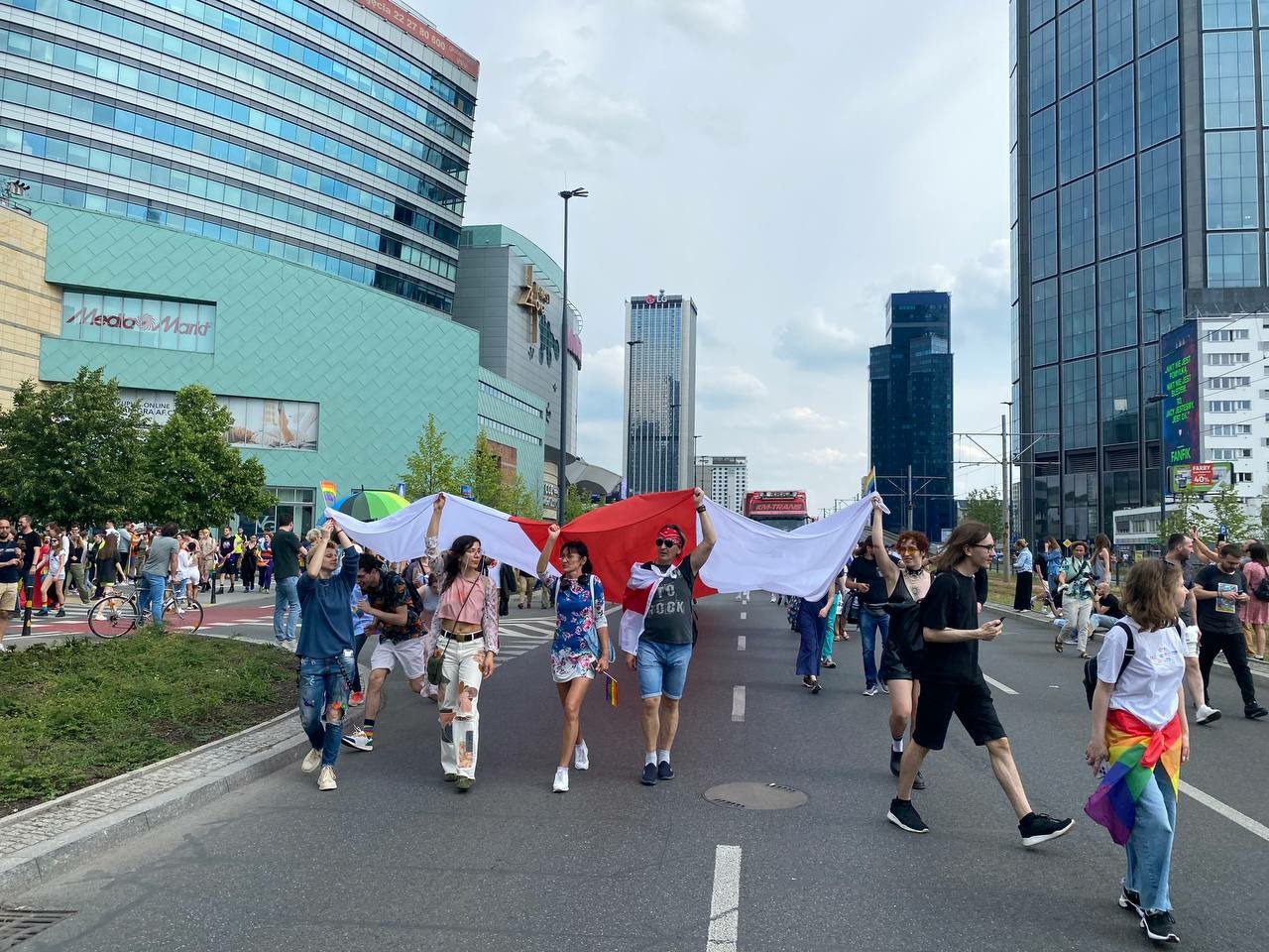 Беларусская колонна на ЛГБТ-прайде в Варшаве: когда удовольствие — это уже политика