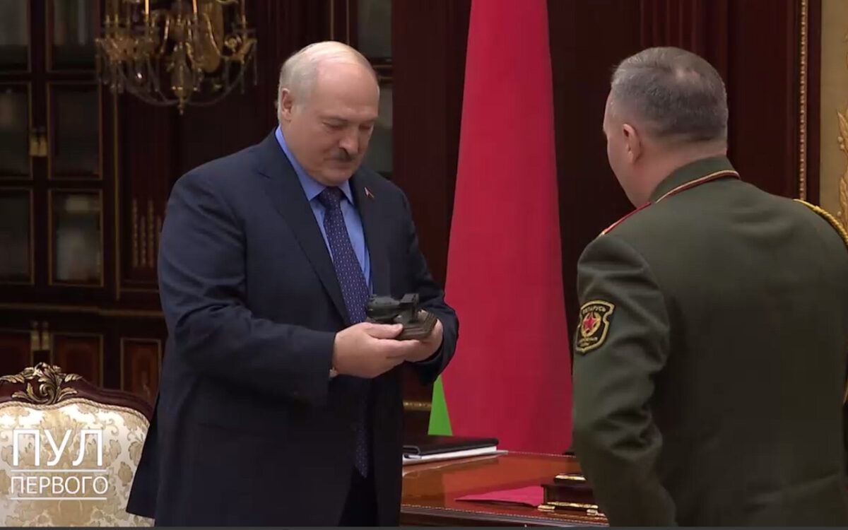 Министр обороны Виктор Хренин вручает Александру Лукашенко макет атомной бомбы