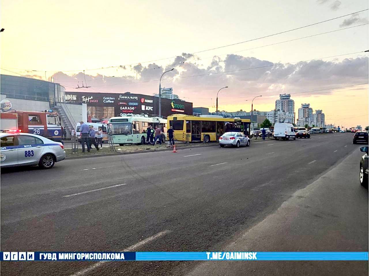 Автобус, троллейбус и Geely столкнулись в Минске. Пострадали семь пассажиров