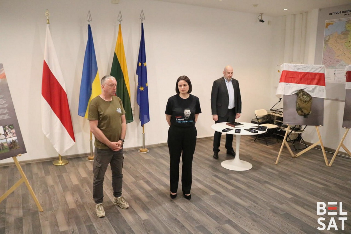 Тихановская вручила медали родственникам погибших в Украине беларусов