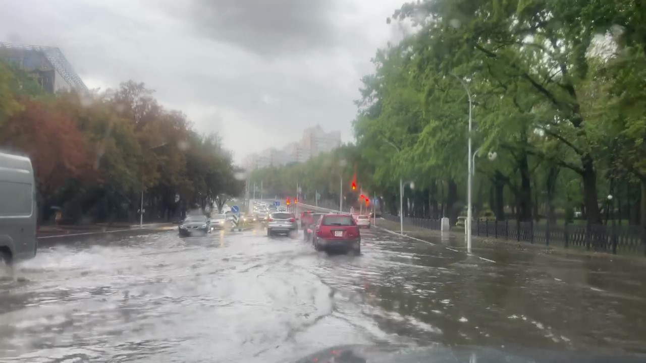 Минск залило. Нарушено движение транспорта из-за подтоплений