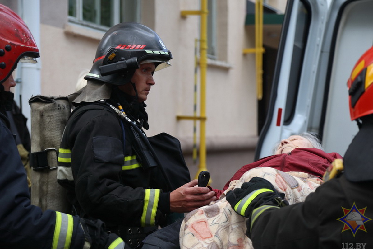 Пожилую женщину спасали с балкона горящей квартиры в центре Минска