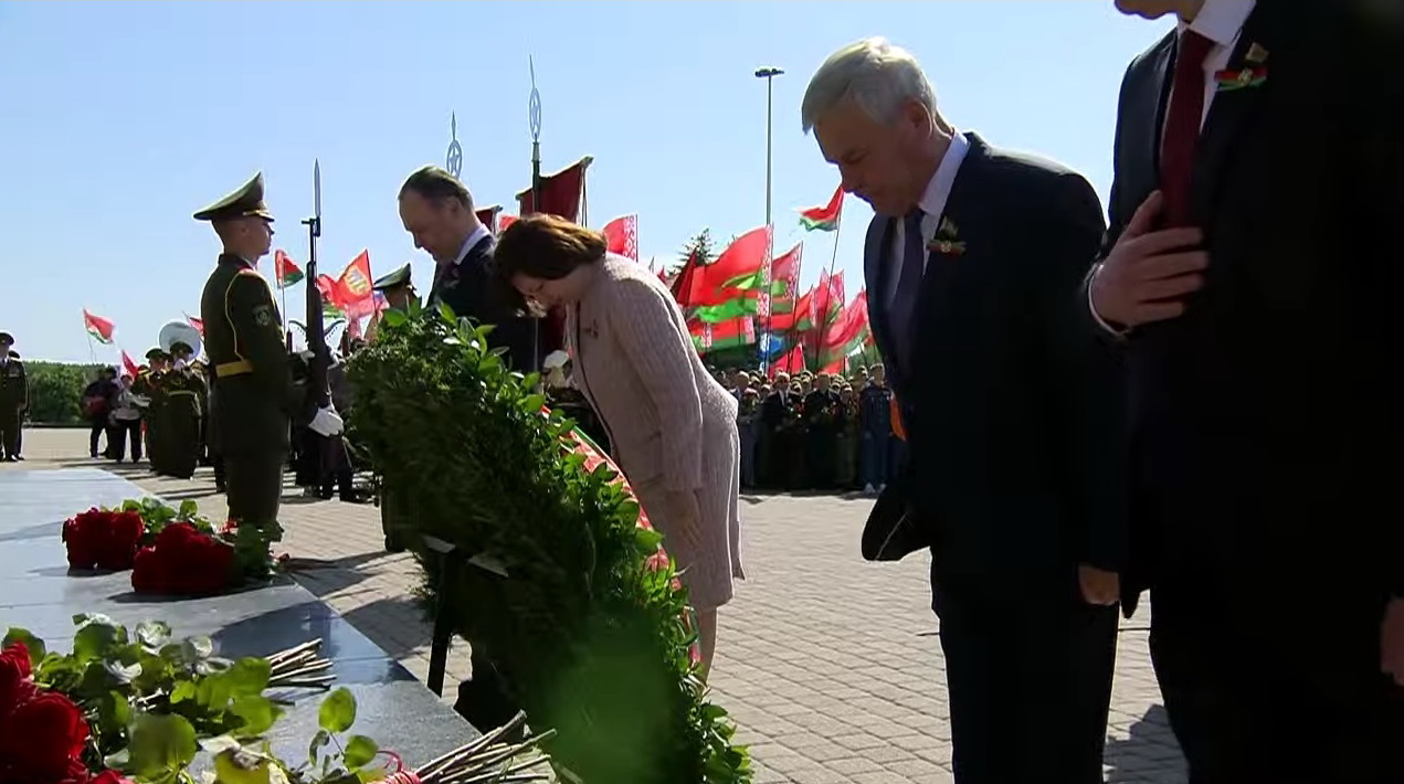 Александр Лукашенко возложил венки к Кургану Славы без сыновей