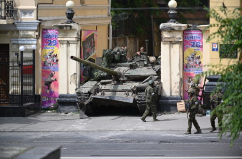 Бойцы ЧВК «Вагнер» у здания Южного военного округа. 24 июня 2023 года, Ростов-на-Дону