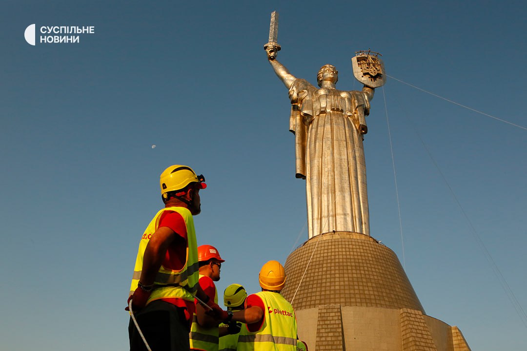 У Кіеве на манумент "Радзіма-Маці" ўсталявалі ўкраінскі трызуб - фотафакт