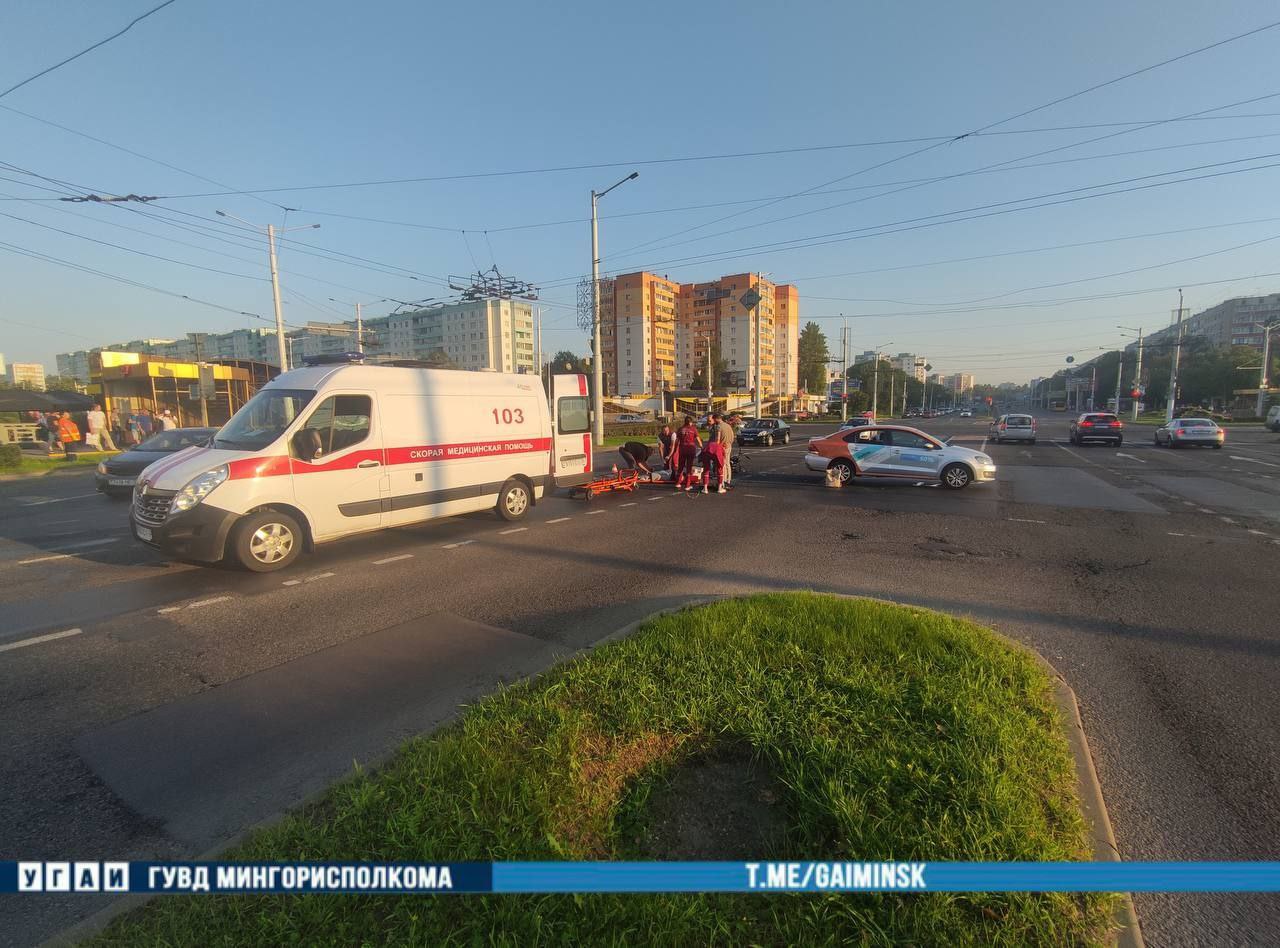 Водитель каршеринга поехал на красный и столкнулся с мотоциклистом в Минске