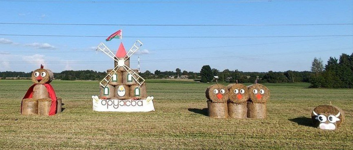 Сезон композиций из соломы в полях открылся в Беларуси - фотофакт