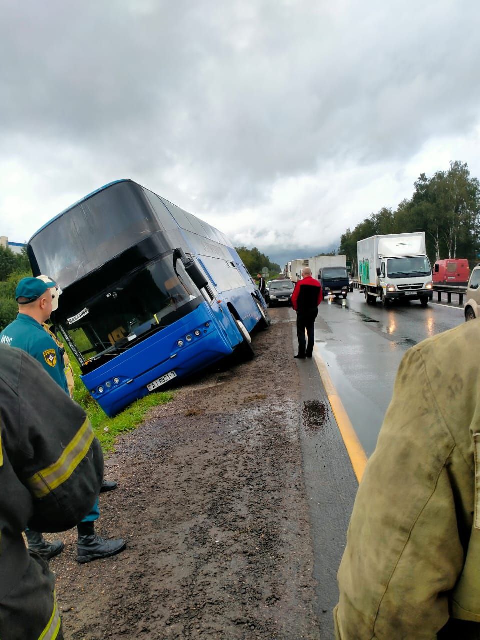 Автобус из Беларуси завалился на бок в Калужской области РФ