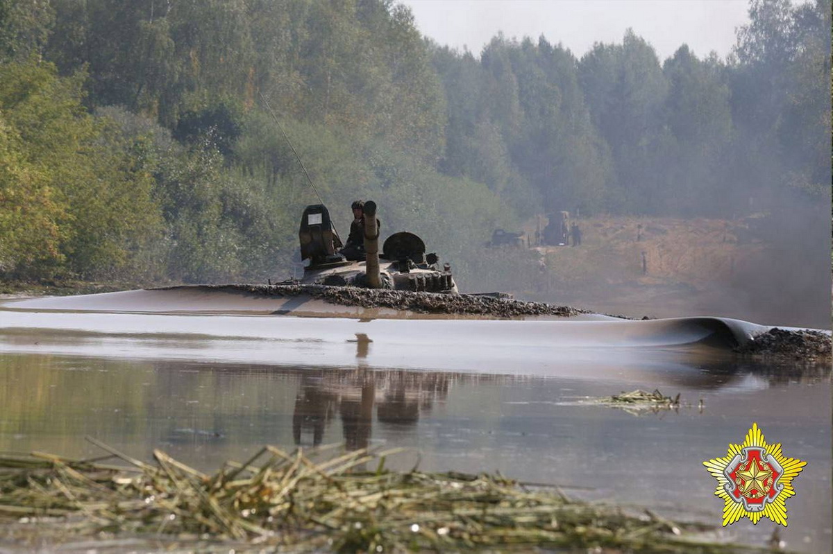 Борисовские военные форсировали водную преграду на Т-72Б